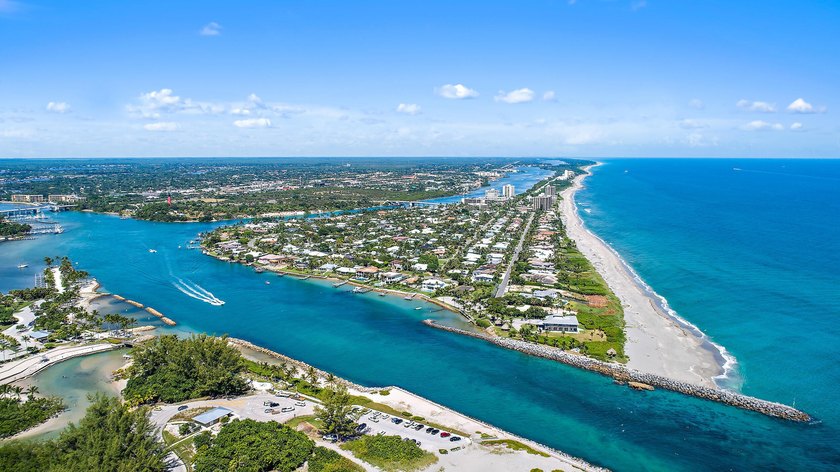Location, Location, Location! Enjoy coastal living in this - photo 3