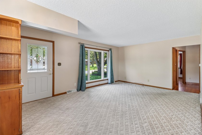 Welcome to this all-brick ranch home! The bright sunny living - photo 4