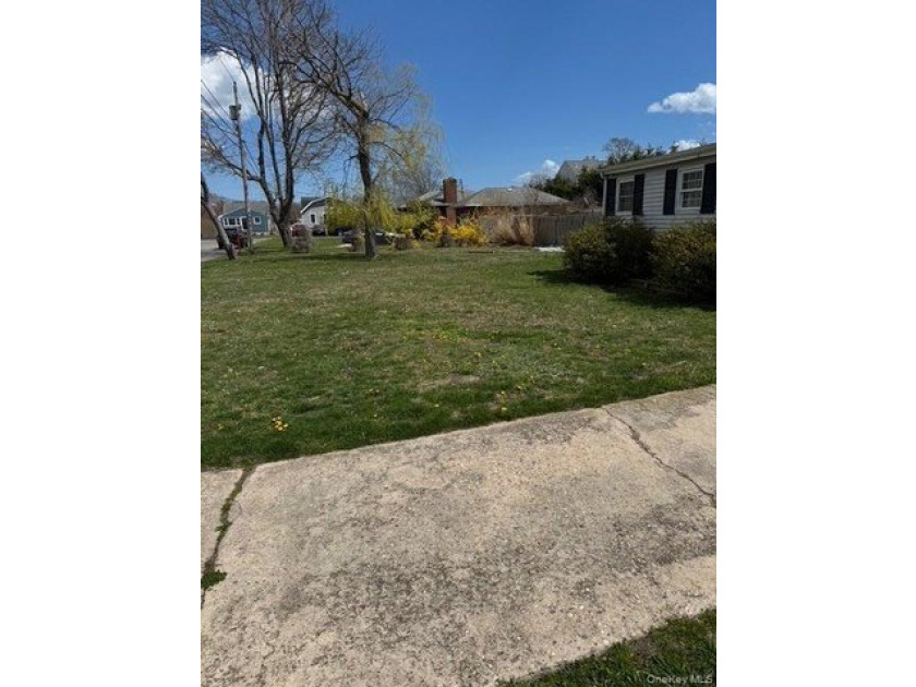 Investor special! 4-bedroom, 2-bath property situated on a - photo 3