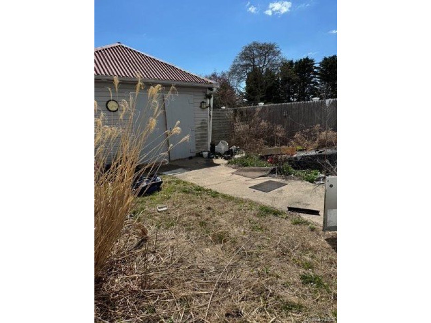 Investor special! 4-bedroom, 2-bath property situated on a - photo 5