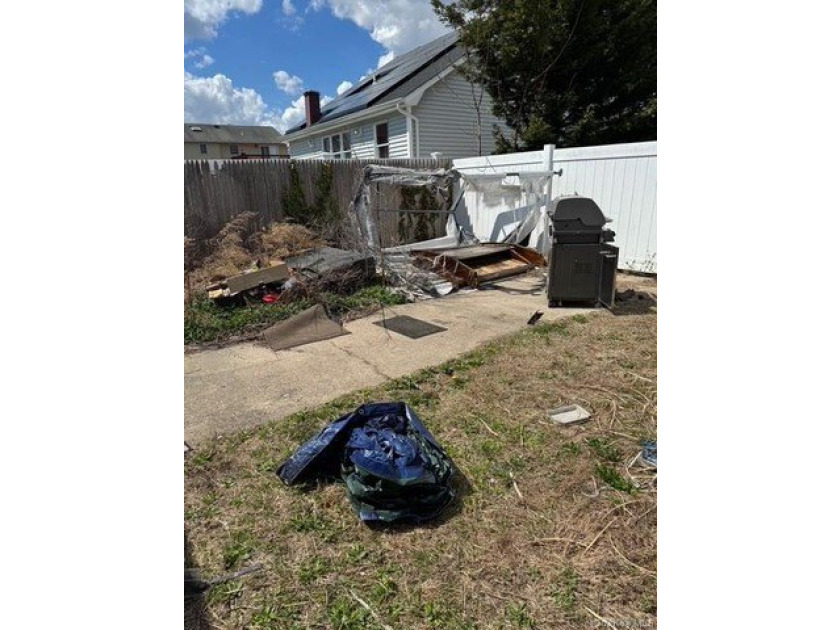 Investor special! 4-bedroom, 2-bath property situated on a - photo 6