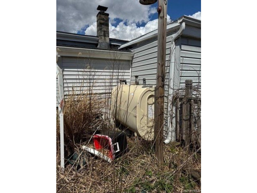 Investor special! 4-bedroom, 2-bath property situated on a - photo 7