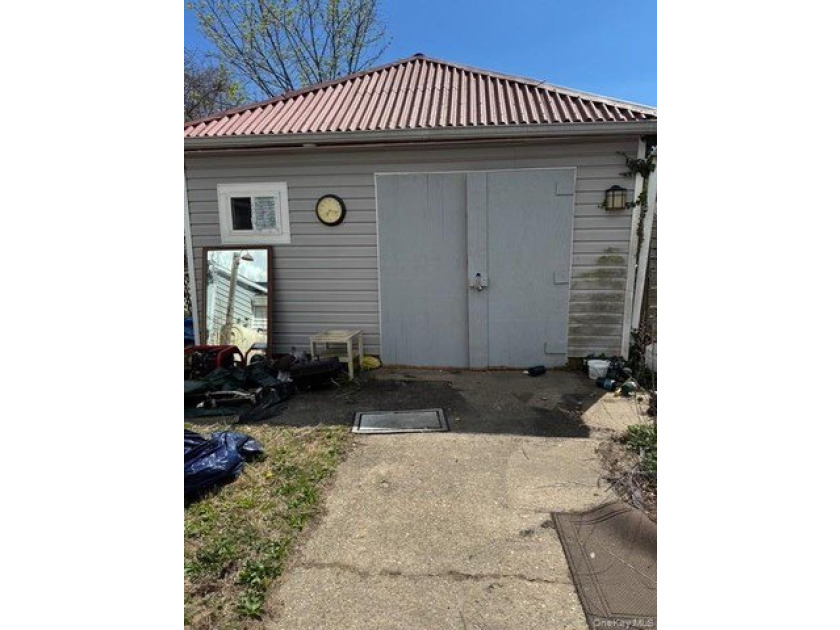 Investor special! 4-bedroom, 2-bath property situated on a - photo 10