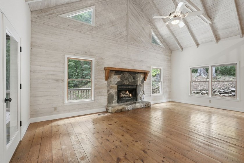 Welcome to your mountain retreat in the highly sought-after - photo 11