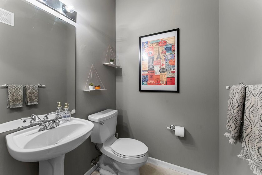 Rare North Loop townhome-style condo with private entry and - photo 13