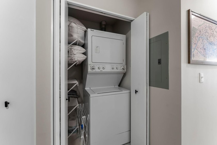 Rare North Loop townhome-style condo with private entry and - photo 18