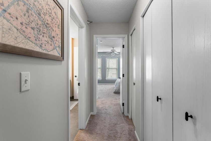 Rare North Loop townhome-style condo with private entry and - photo 19