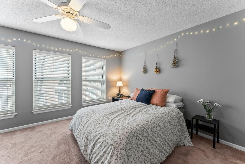 Rare North Loop townhome-style condo with private entry and - photo 23