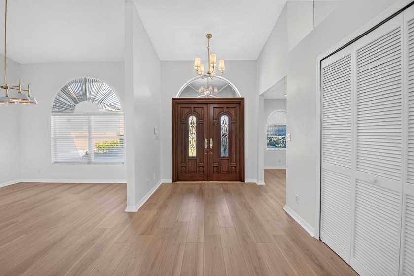 Move right into this beautifully updated 4-bedroom, 3-bath - photo 4