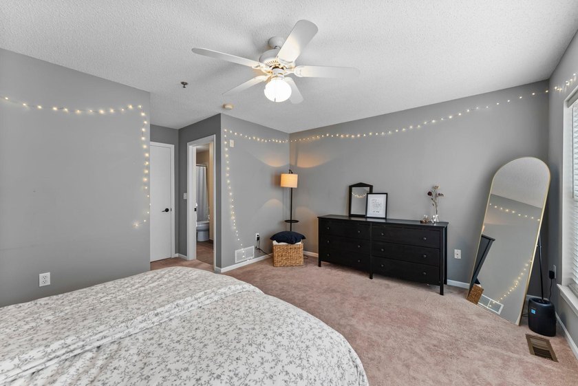 Rare North Loop townhome-style condo with private entry and - photo 24
