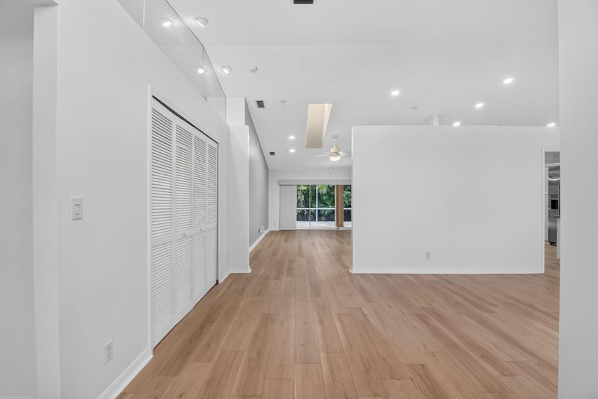 Move right into this beautifully updated 4-bedroom, 3-bath - photo 5