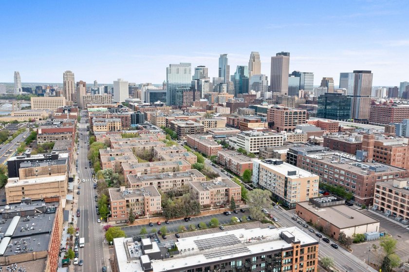 Rare North Loop townhome-style condo with private entry and - photo 25