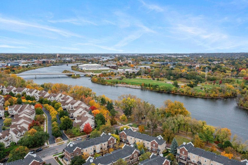 Rare North Loop townhome-style condo with private entry and - photo 26