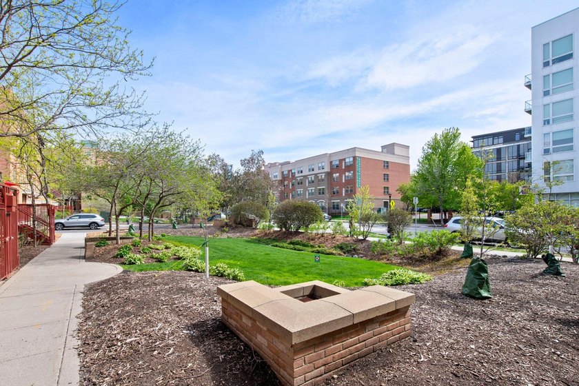 Rare North Loop townhome-style condo with private entry and - photo 27