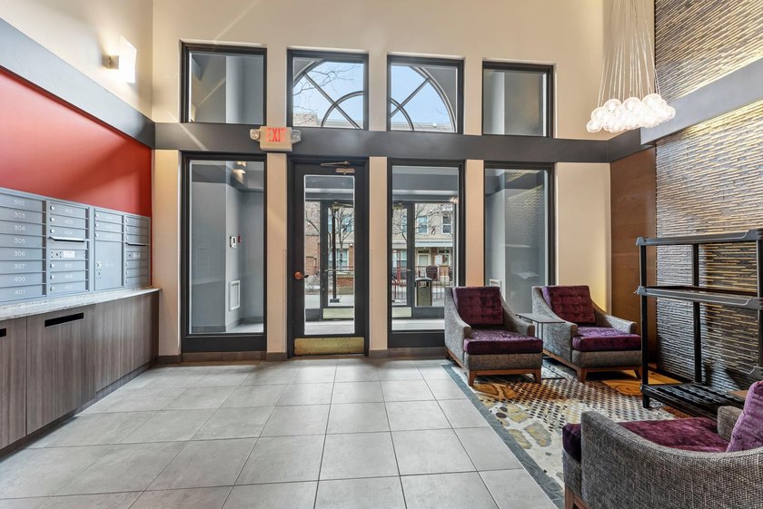 Rare North Loop townhome-style condo with private entry and - photo 30