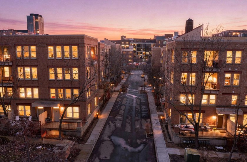 Rare North Loop townhome-style condo with private entry and - photo 32