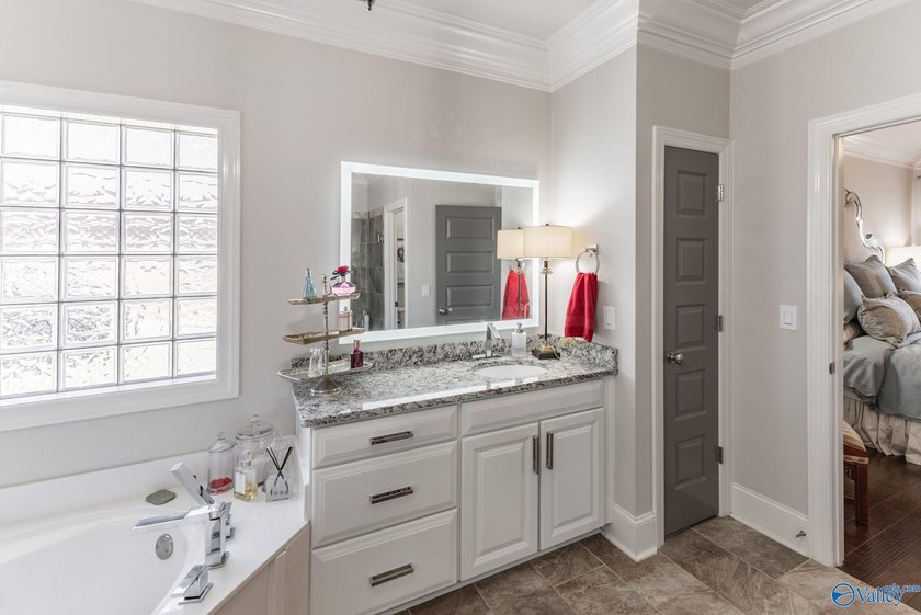 Luxury meets lifestyle in this updated Lake Forest retreat - photo 45