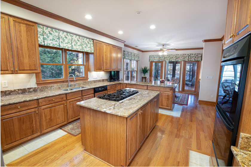 Living, Entertaining and Storage Galore on Lake Keowee SOLD - photo 15