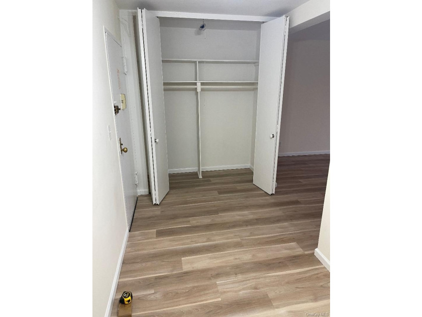 BRAND NEW GORGEOUS RENOVATIOS! New flooring throughout. New - photo 4