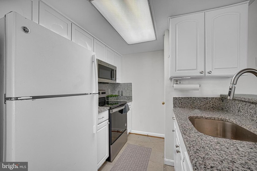 Rarely available 2-bedroom, 1-bath, one-level condo in the - photo 8