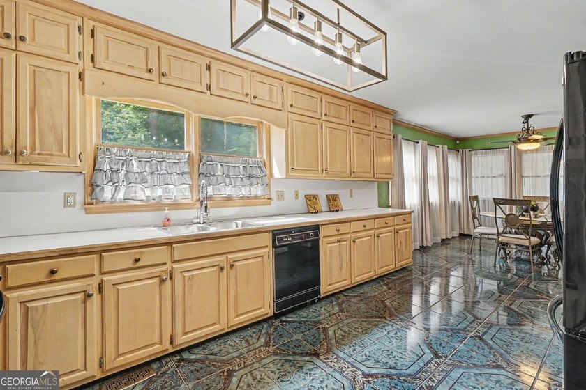 Welcome home to this exquisitely designed Classic Traditional - photo 15