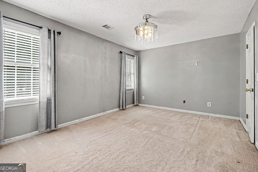 Welcome home to this exquisitely designed Classic Traditional - photo 22