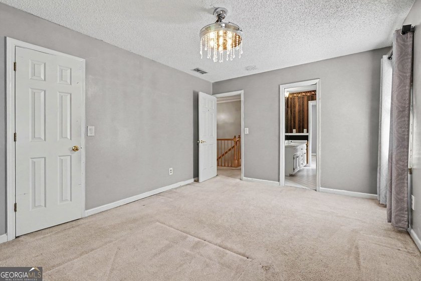 Welcome home to this exquisitely designed Classic Traditional - photo 24