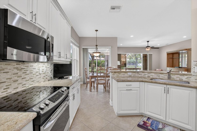 Welcome to this beautifully maintained 3-bedroom, 2.5-bath - photo 6