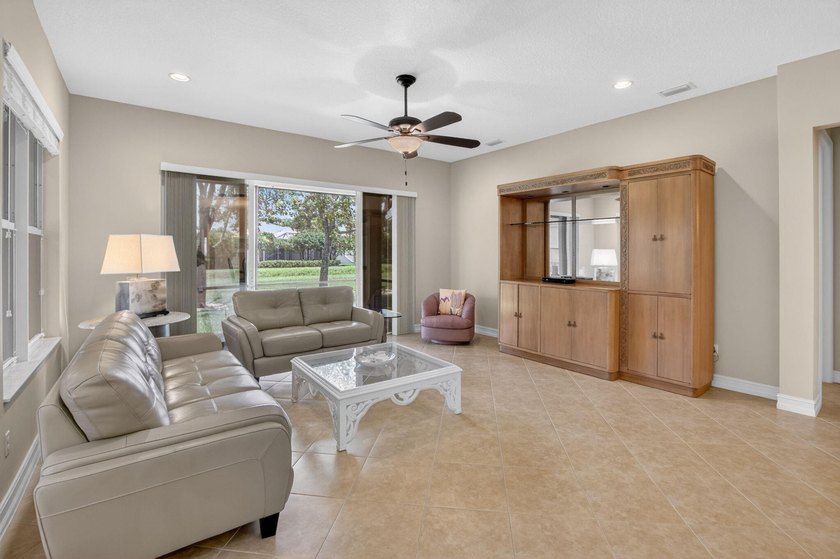 Welcome to this beautifully maintained 3-bedroom, 2.5-bath - photo 9