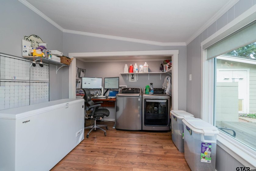 Just minutes from Lake Jacksonville, this beautifully renovated - photo 11