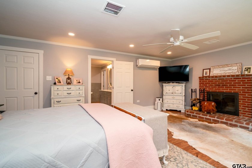 Just minutes from Lake Jacksonville, this beautifully renovated - photo 18