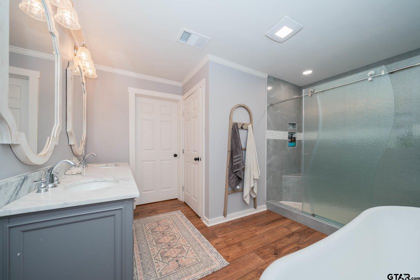 Just minutes from Lake Jacksonville, this beautifully renovated - photo 19