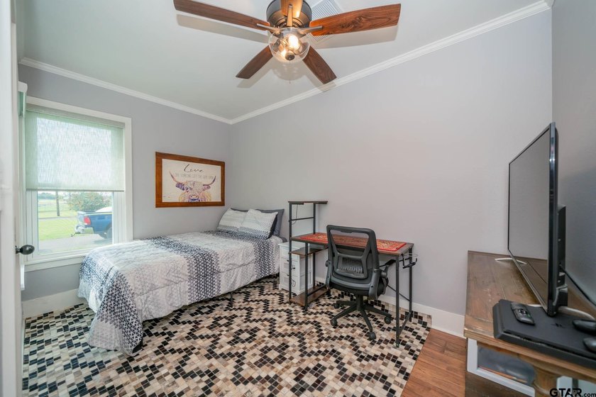 Just minutes from Lake Jacksonville, this beautifully renovated - photo 24