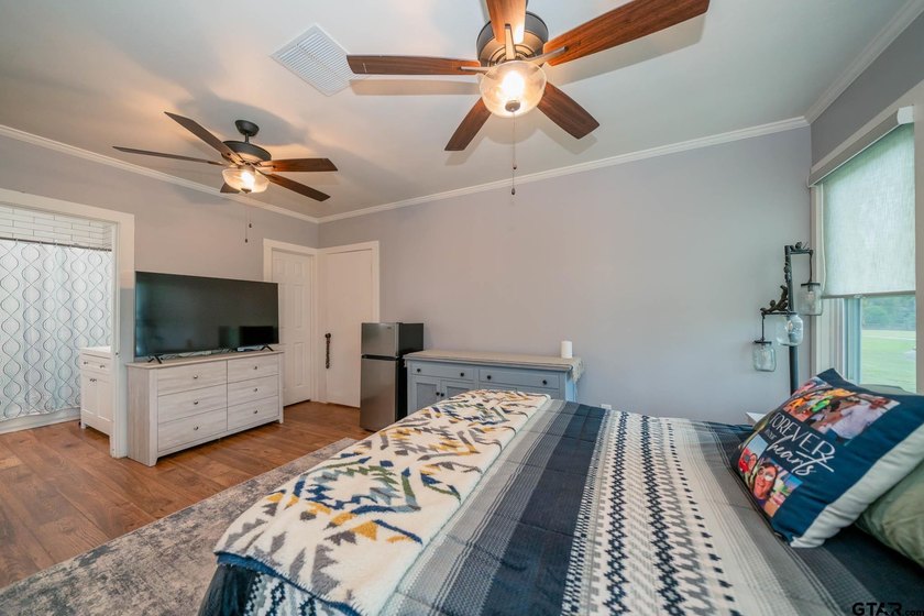 Just minutes from Lake Jacksonville, this beautifully renovated - photo 27