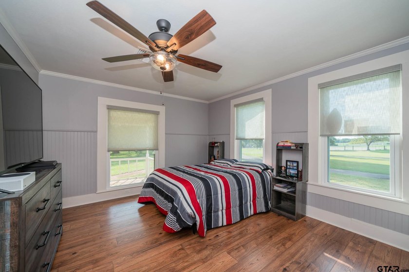 Just minutes from Lake Jacksonville, this beautifully renovated - photo 31