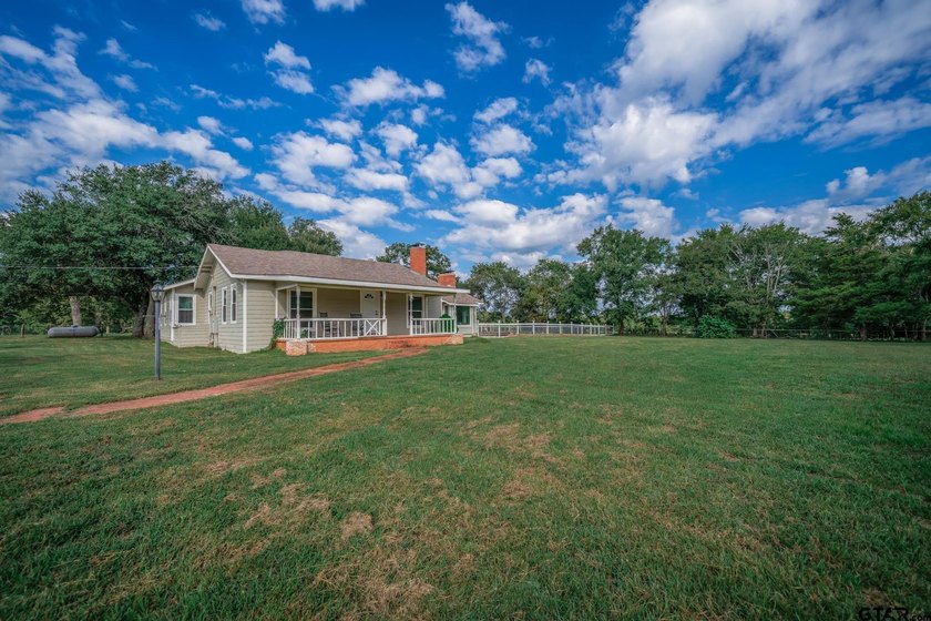 Just minutes from Lake Jacksonville, this beautifully renovated - photo 34