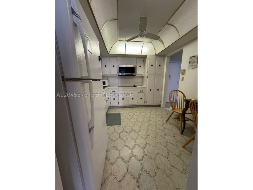 Spacious 1-Bedroom, 1-Bathroom Unit with Bay View in Beautiful - photo 6