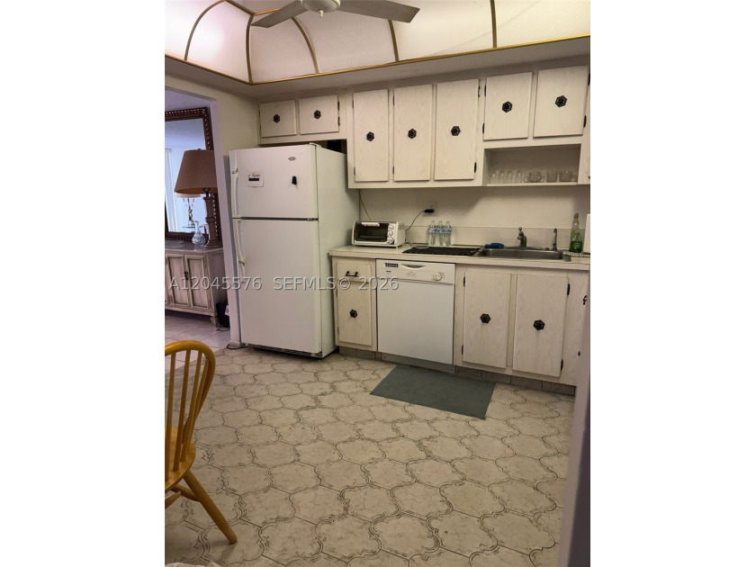 Spacious 1-Bedroom, 1-Bathroom Unit with Bay View in Beautiful - photo 7