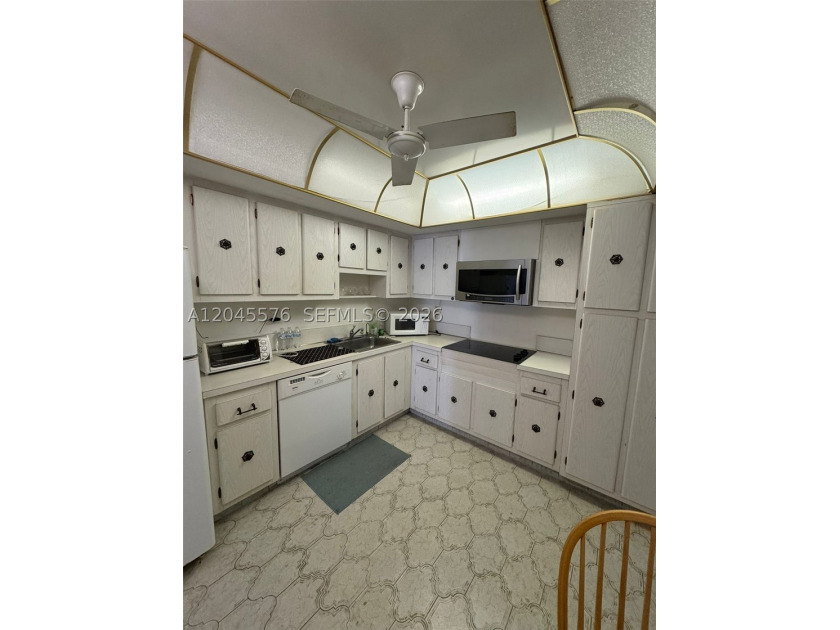 Spacious 1-Bedroom, 1-Bathroom Unit with Bay View in Beautiful - photo 8
