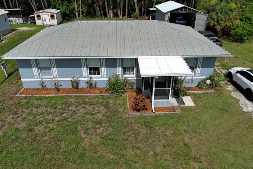 This marvelous custom-built CBS pristine, furnished home on .27 - photo 2