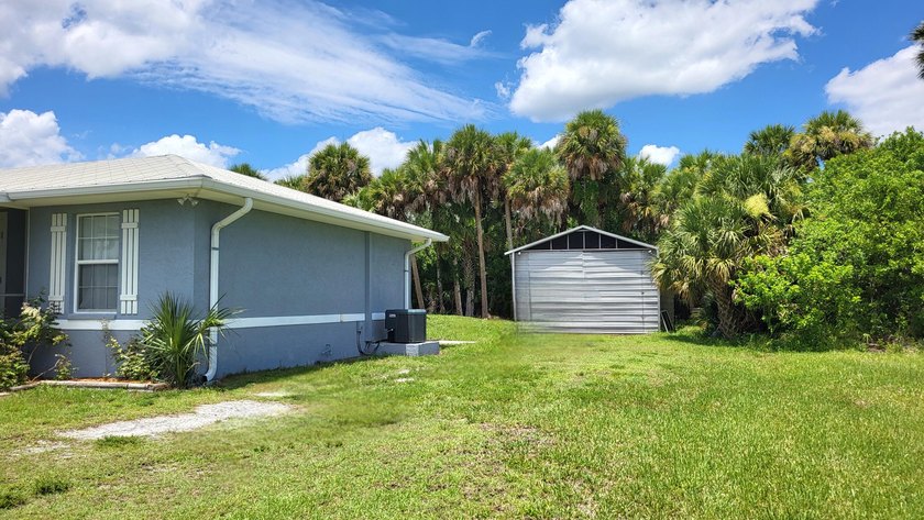 This marvelous custom-built CBS pristine, furnished home on .27 - photo 3