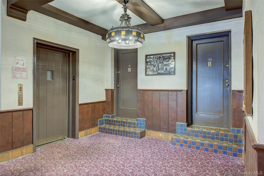A rare find! Cozy &amp; inviting *railroad style* 1 bedroom, in the - photo 15