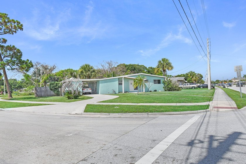 Charming and full of potential, this well-maintained 2-bedroom - photo 2