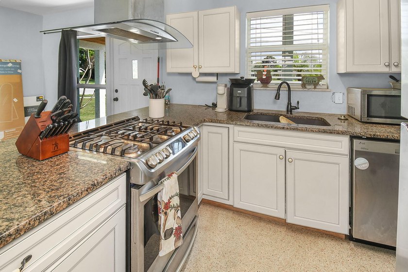 Charming and full of potential, this well-maintained 2-bedroom - photo 9