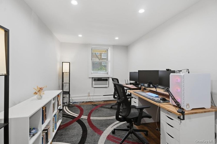 Renovated two bedroom, one bathroom co-op apartment in Great - photo 17