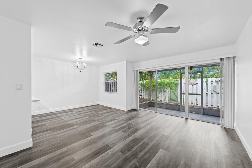 Stunning fully renovated 3-bedroom, 2-bath townhome located in - photo 2