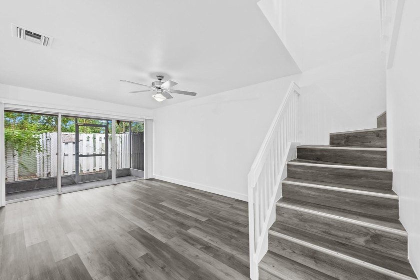 Stunning fully renovated 3-bedroom, 2-bath townhome located in - photo 4