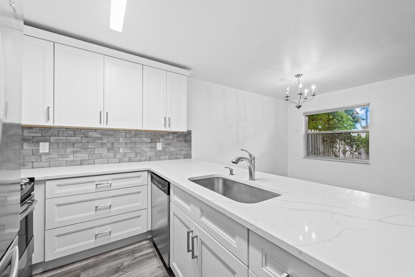 Stunning fully renovated 3-bedroom, 2-bath townhome located in - photo 5