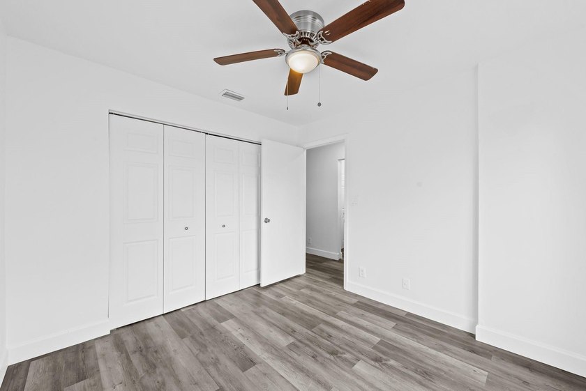 Stunning fully renovated 3-bedroom, 2-bath townhome located in - photo 7