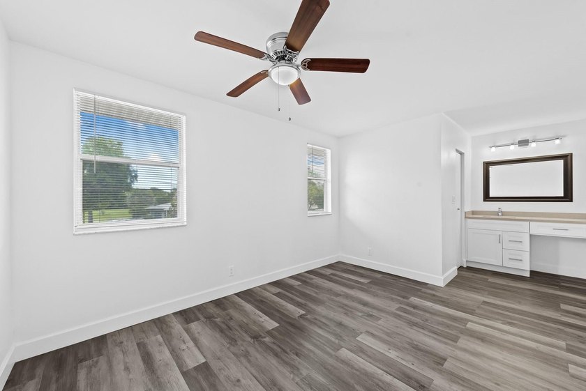 Stunning fully renovated 3-bedroom, 2-bath townhome located in - photo 8